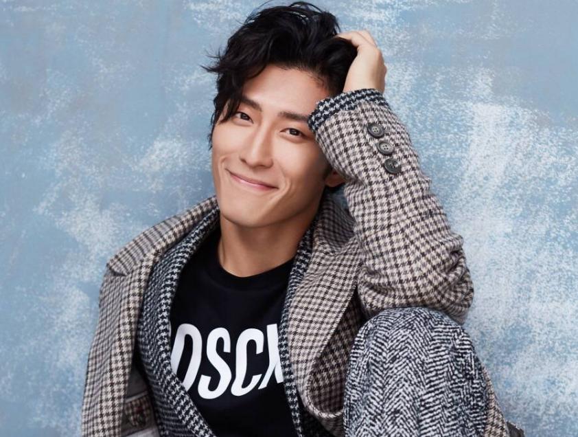 何超莲晒与窦骁亲密照,何超莲晒捧脸合照为窦骁庆生