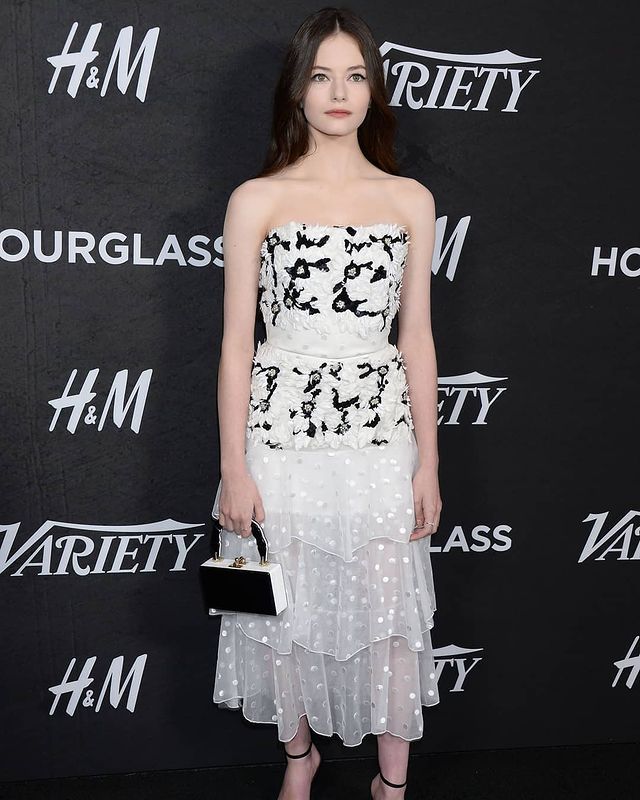 小仙女麦肯吉·弗依从小美到大,明眸皓齿,穿香奈儿礼服很贵气