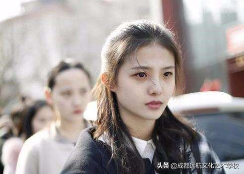 普通人怎么当上明星不靠人脉的,学历低的明星怎么当上明星的