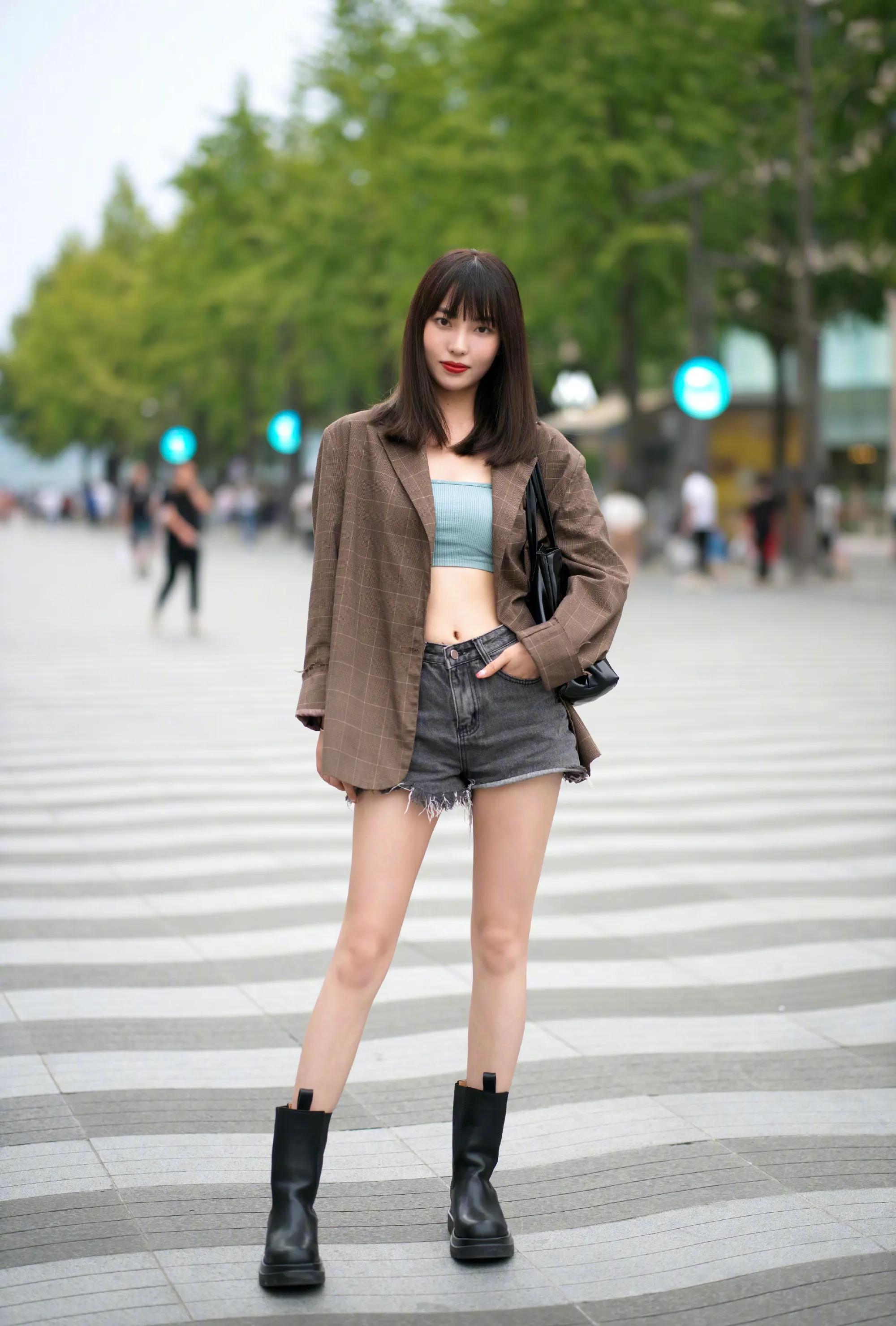 牛仔短裤街拍搭配图片,三里屯牛仔短裤穿搭街拍