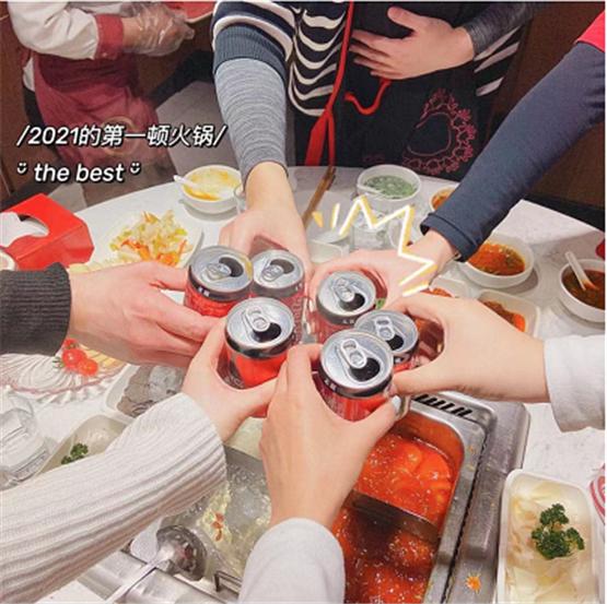 王宝强开豪车接送儿子，王子豪身高已到爸爸胸口，自强独立受好评