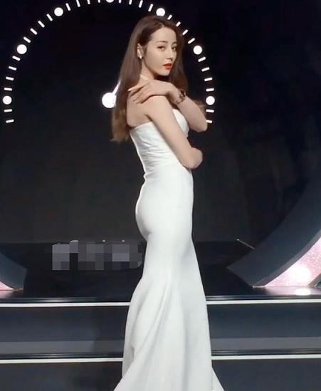 迪丽热巴穿礼服出席活动,迪丽热巴穿礼服散气场