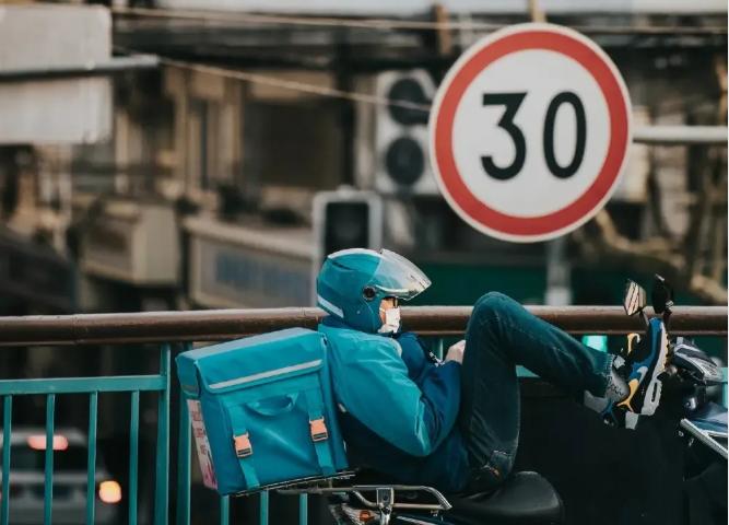 与美团饿了么等平台进行战略合作,美团饿了么公关大战