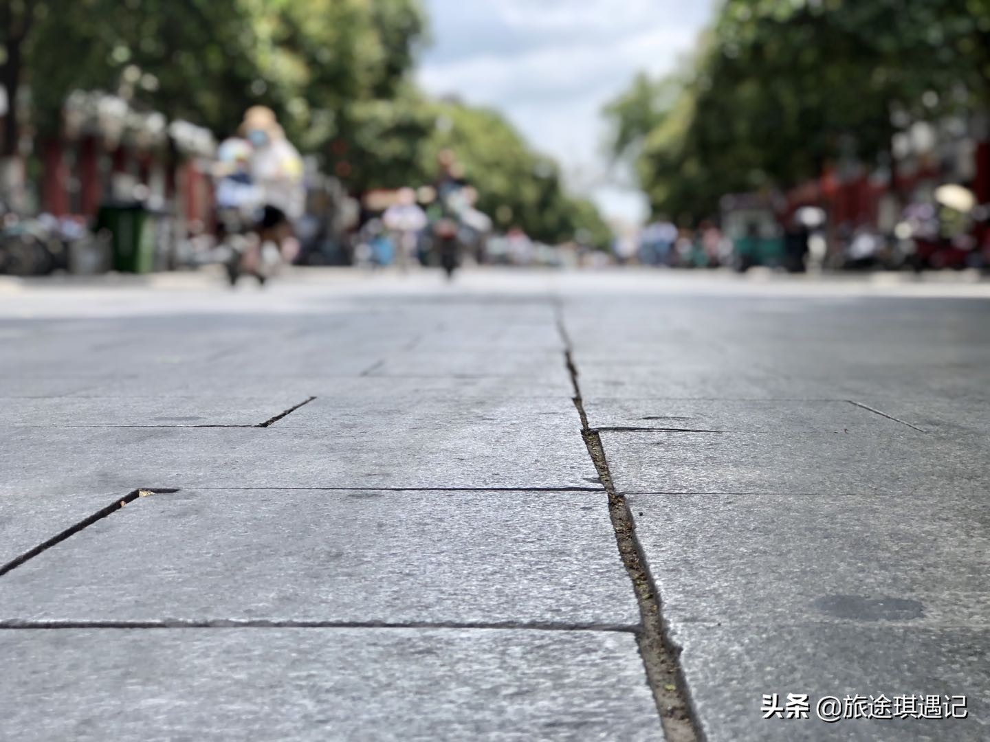 开封真正的千年老街，随着商业化入侵，老书店能否战胜铁板鱿鱼？