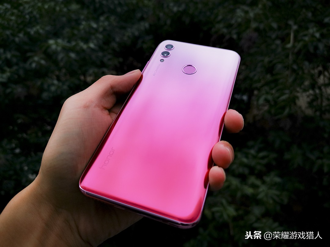 荣耀10青春版正式揭开神秘面纱,荣耀10青春版手机顶上两个孔功能