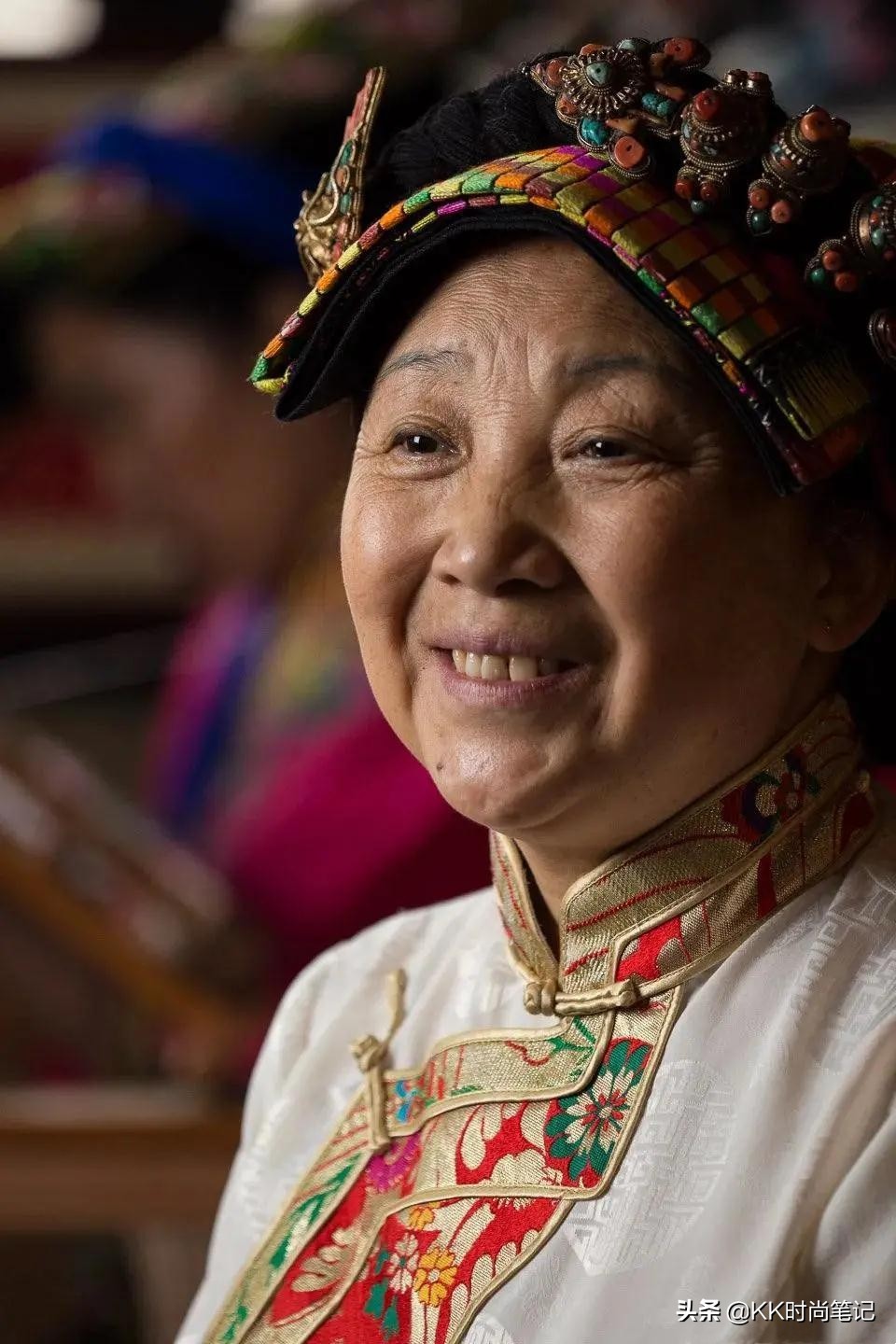 藏族64岁大妈杨华珍，一根绣花针，800万签约奢侈品牌爱马仕