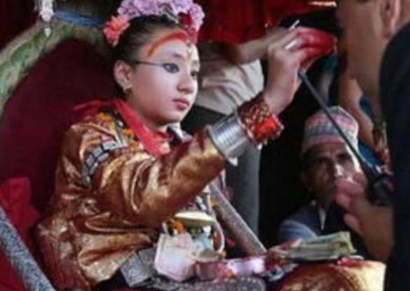 尼泊尔“活女神”双脚不能沾地,初潮就退位,无人敢娶