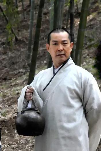 影视巨星洪金宝现身北京，戴大金镶钻链抽雪茄，和朋友相谈甚欢。