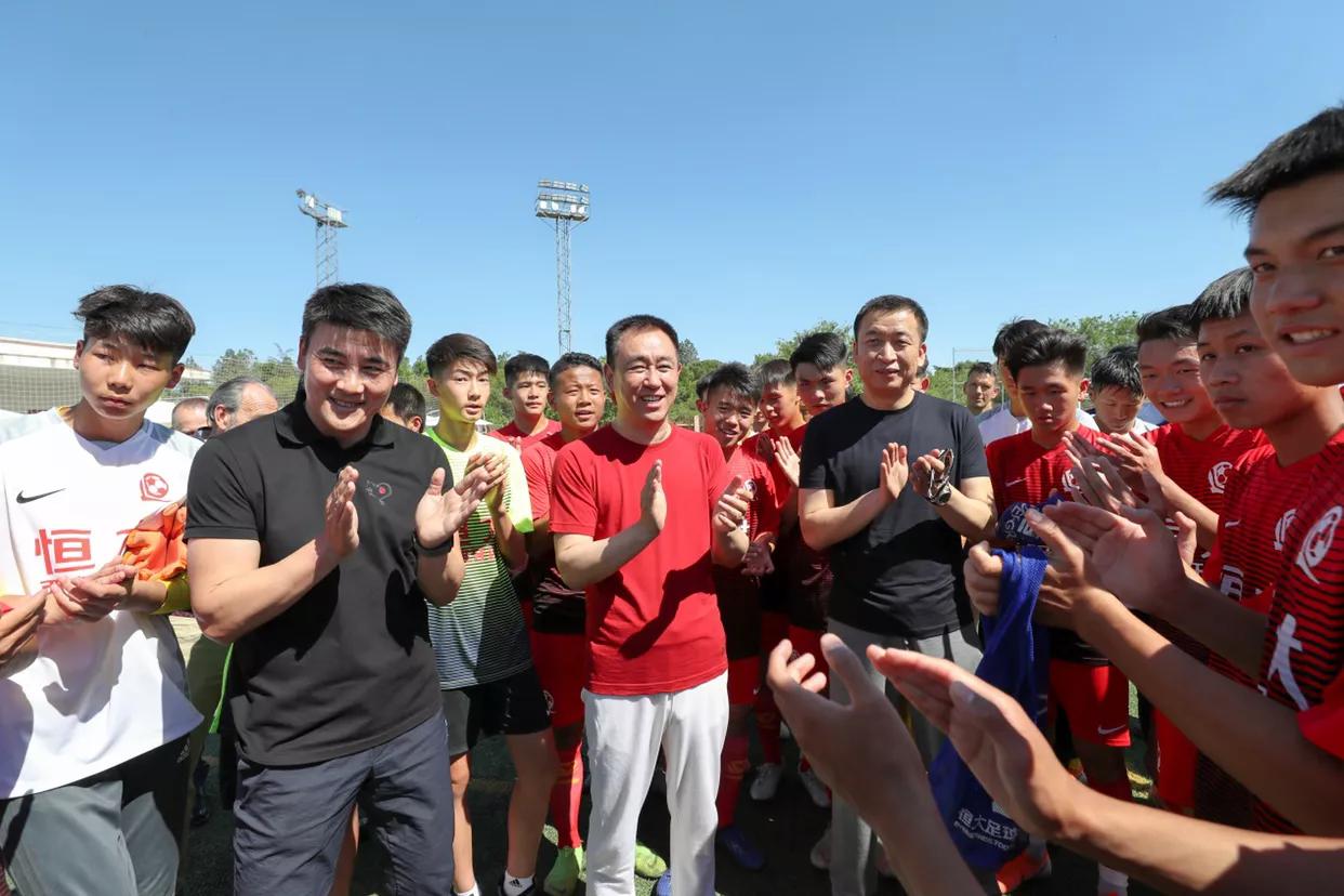 “努力学习刻苦训练”许家印亲临现场并鼓励小将