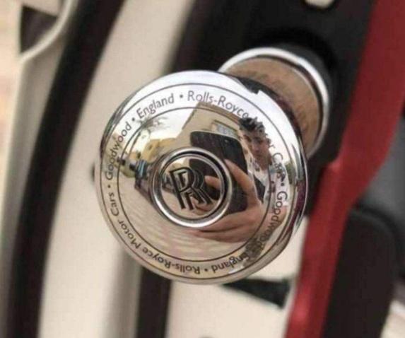 最贵的劳斯莱斯雨伞一把多少钱,劳斯莱斯车里最贵的雨伞多少钱