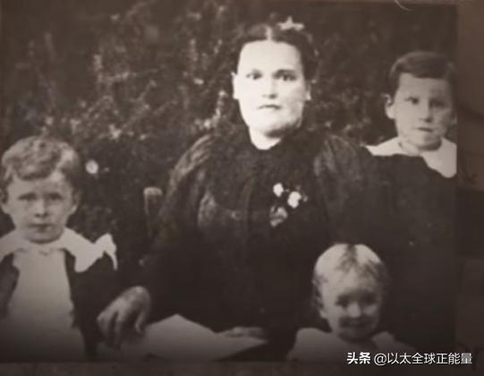 有八块腹肌的肯德基爷爷,肯德基老爷爷亲自做炸鸡