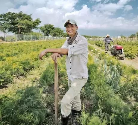 他在大理租下23个足球场大的地方，种菜、养牛、建农场日子过成诗