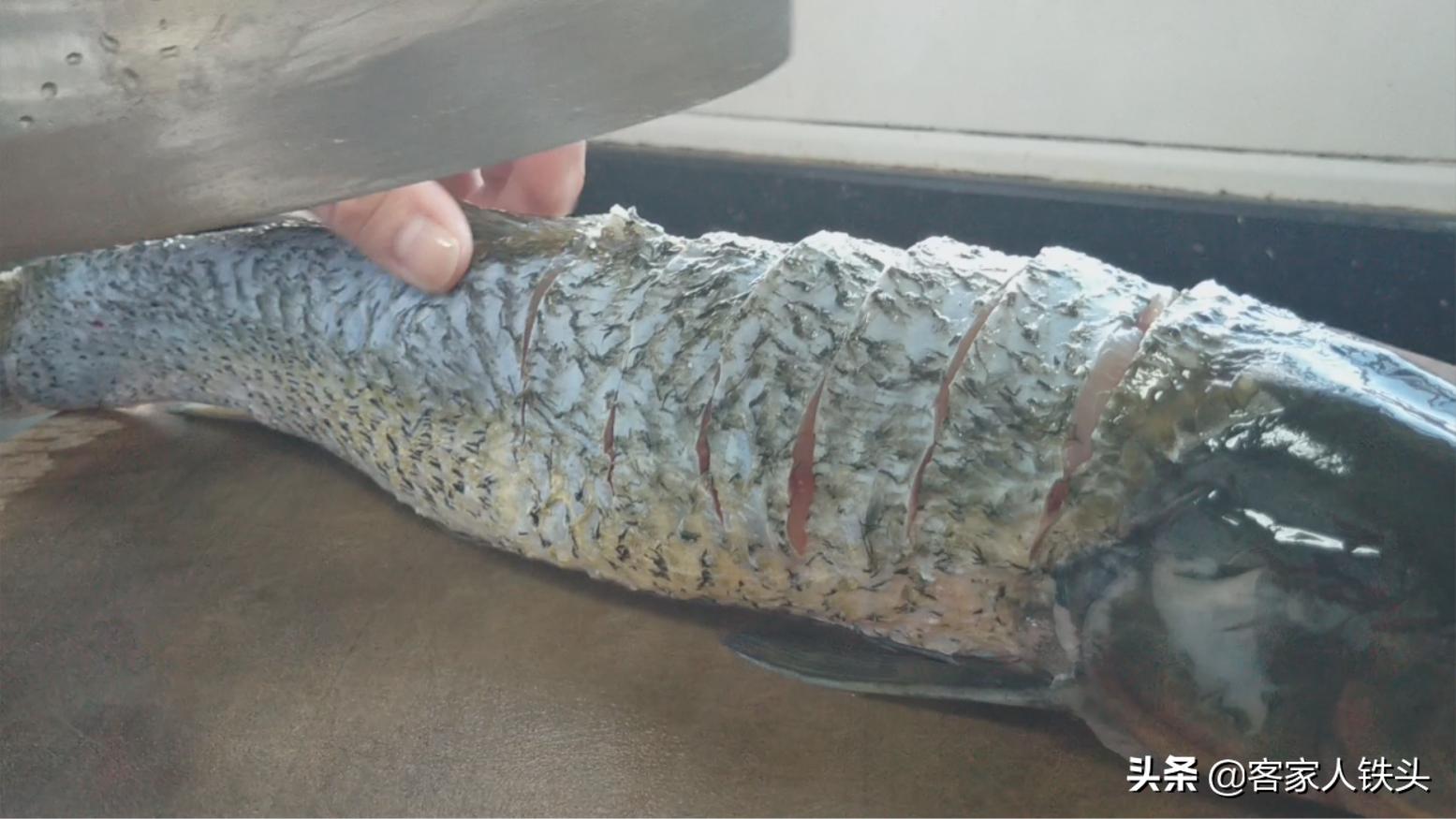 2条草鱼1块豆腐教你最好吃的做法,红烧草鱼头豆腐的做法大全家常