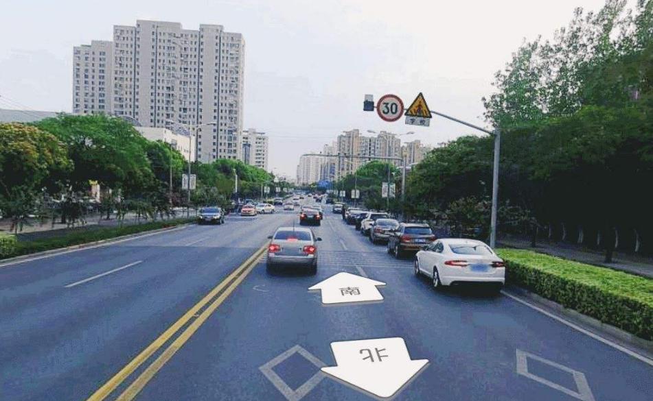 为何有人等红灯时一直踩着刹车,开车等红灯怎么踩刹车才是正确的