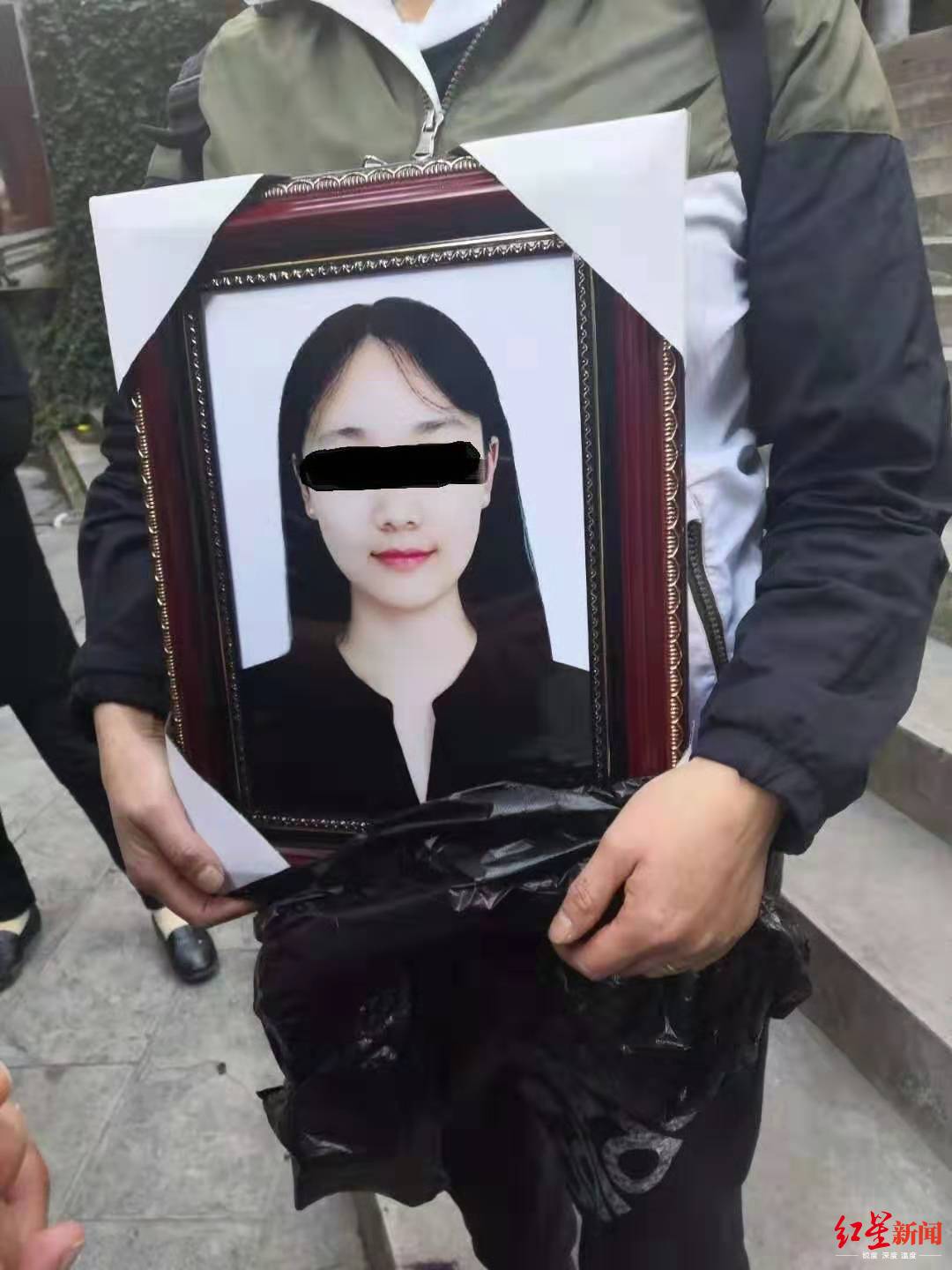 21岁女孩拍艺术照9天后吞药身亡,最后发朋友圈“救救我”,家属怀疑影楼拍过其私密照