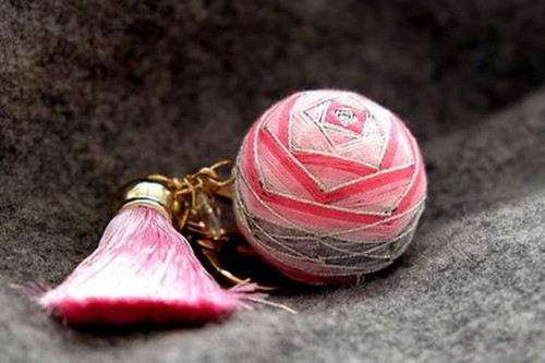 男人手里握的叫保健球,女人手里握的叫什么球?