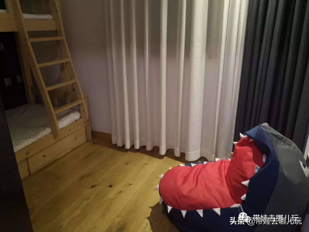 住别墅、滚草坪、躺在床上看电影，密云轻奢营地的花样玩法