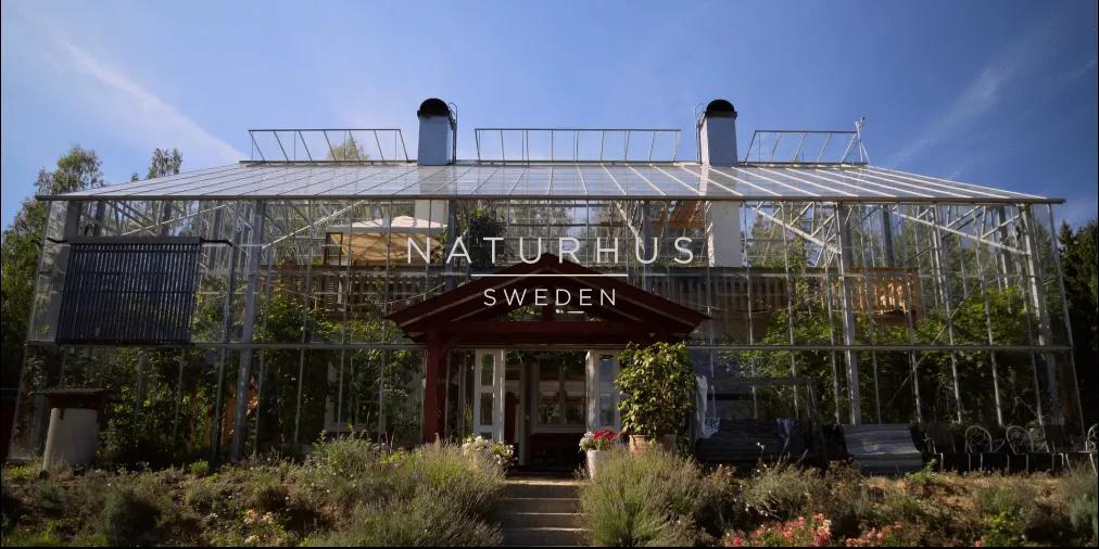 耗费十余年打造透明“自然屋”，瑞典爸爸终与自闭症儿子和解