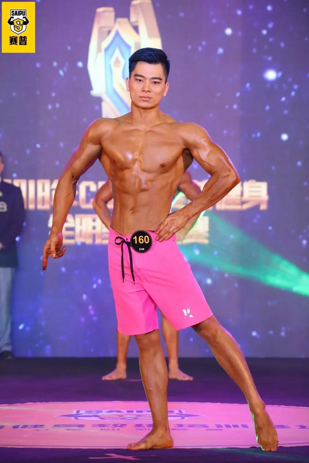 为了健美辞去工作,为了健身自己开了一家健身房