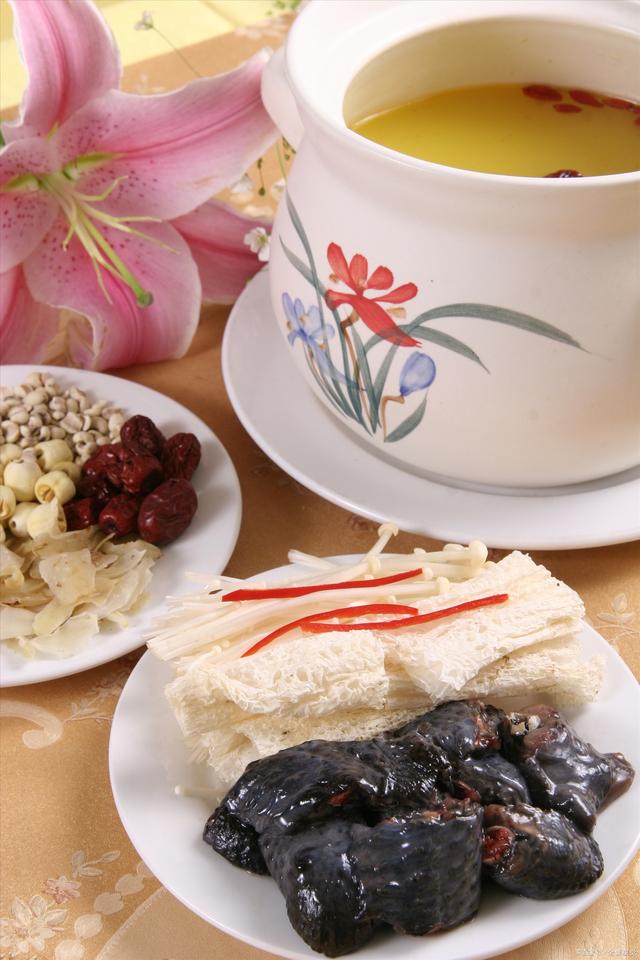 红参红枣枸杞乌鸡汤小孩可以吃,当归黄芪党参红枣枸杞乌鸡汤