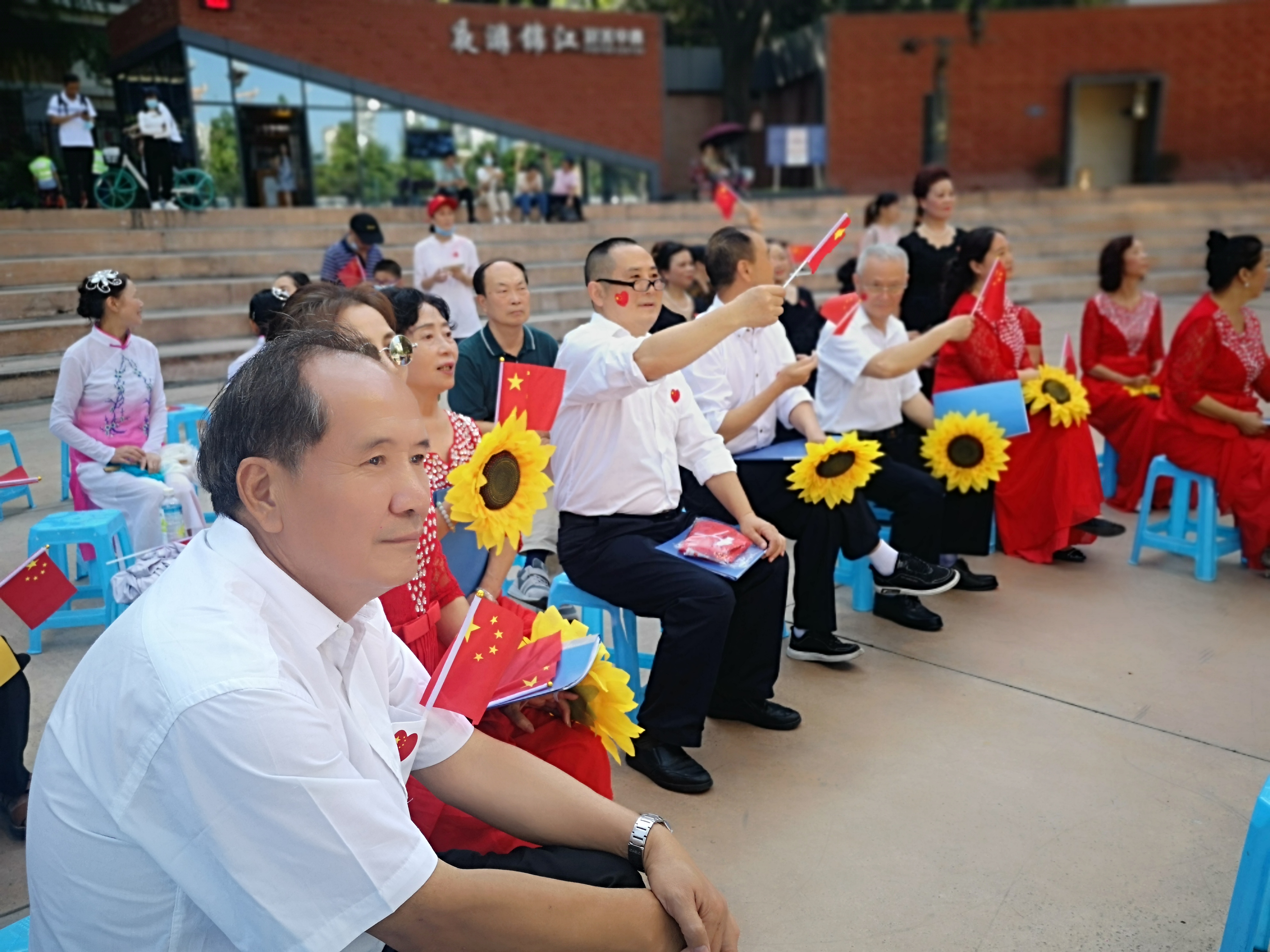新生路社区：载歌载舞共贺祖国生日