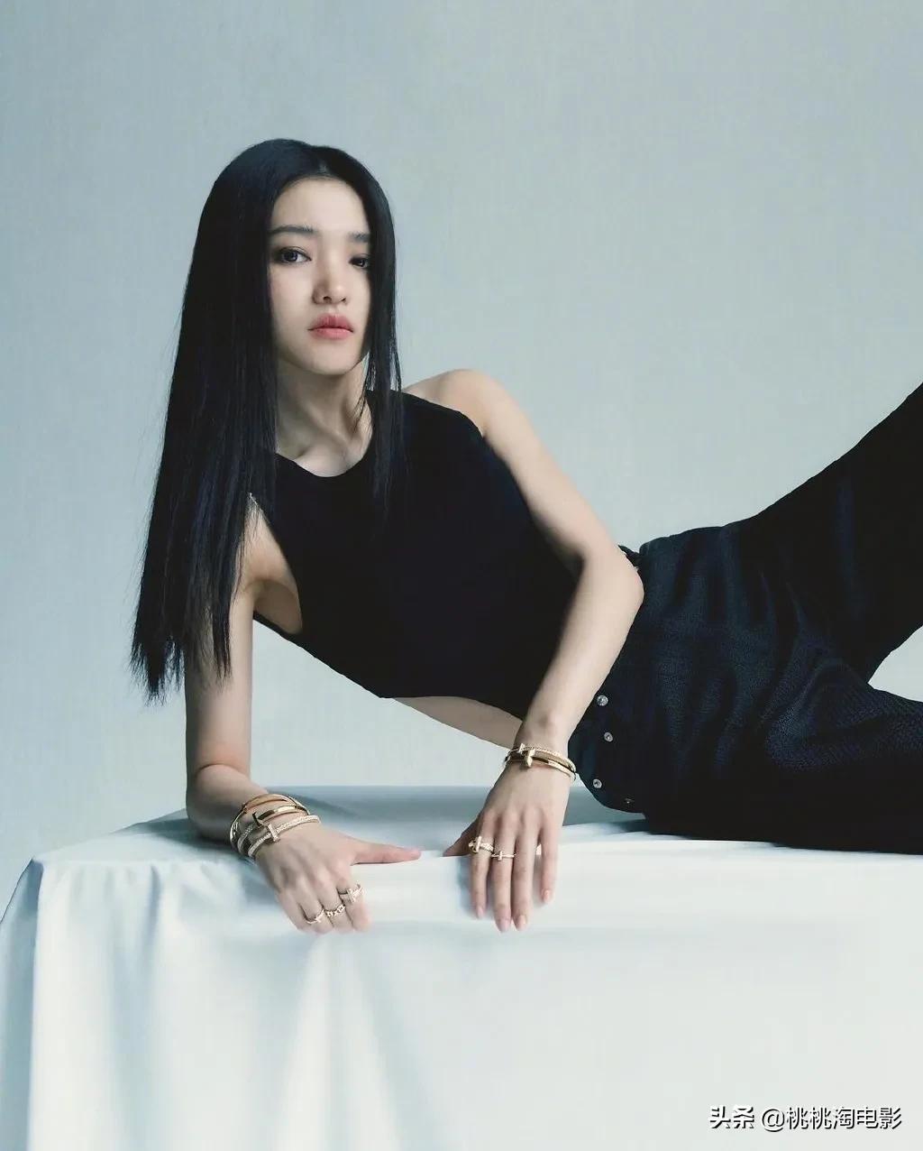 金泰梨杂志写真图文,女星金泰梨穿圣诞小鹿装跳舞