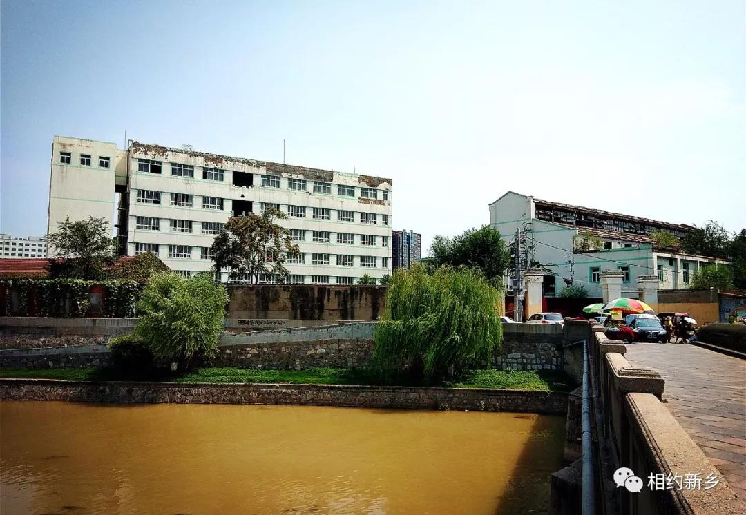 时代潮·忆新乡(百年变迁):粗布衣、的确良、文化衫、牛仔裤,你最爱的青春记忆是哪样?