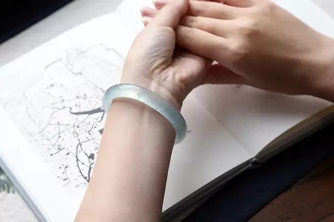 试戴手镯手痛怎么救治,翡翠手镯变形