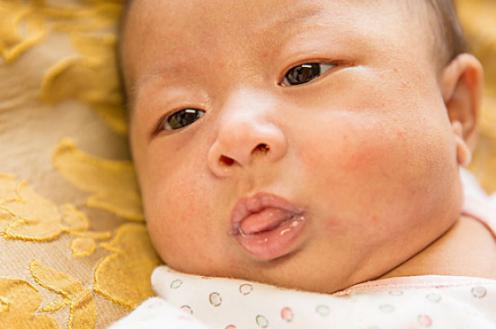 婴儿老是吐舌头食欲下降吐奶,婴儿吐舌头做呕吐状怎么回事