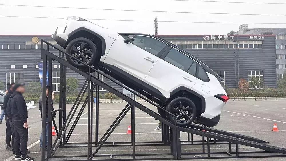 场地越野体验,新rav42.0四驱爬坡