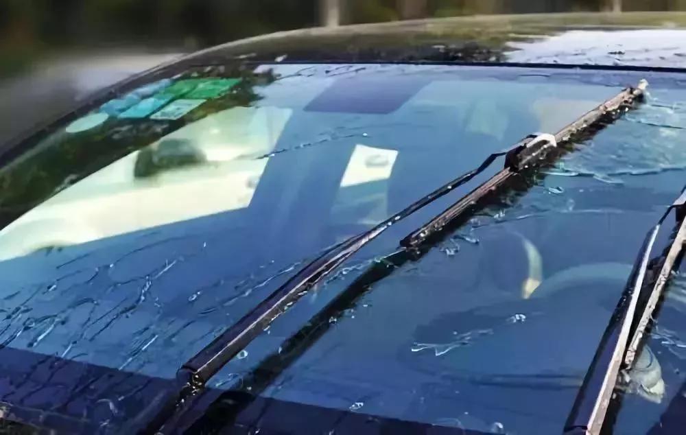 汽车喷玻璃水方向调节,玻璃水喷得很低怎么处理