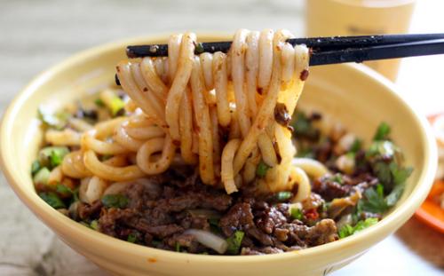 新疆爆辣炒米粉私藏美食大分享,吃爆辣新疆炒米粉合集