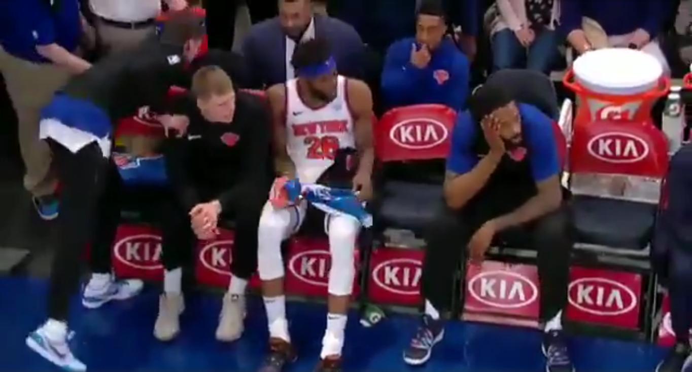 逗比!尼克斯两位2米1黑大汉替补席互掐大腿小乔丹熊二本尊无疑