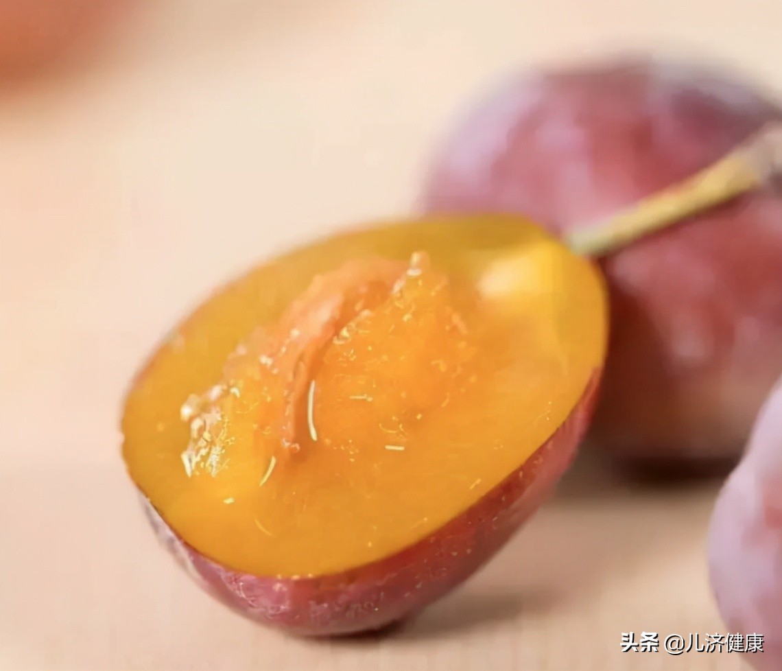 小孩吃酸酸甜甜的水果,孩子吃酸酸甜甜水果有什么好处