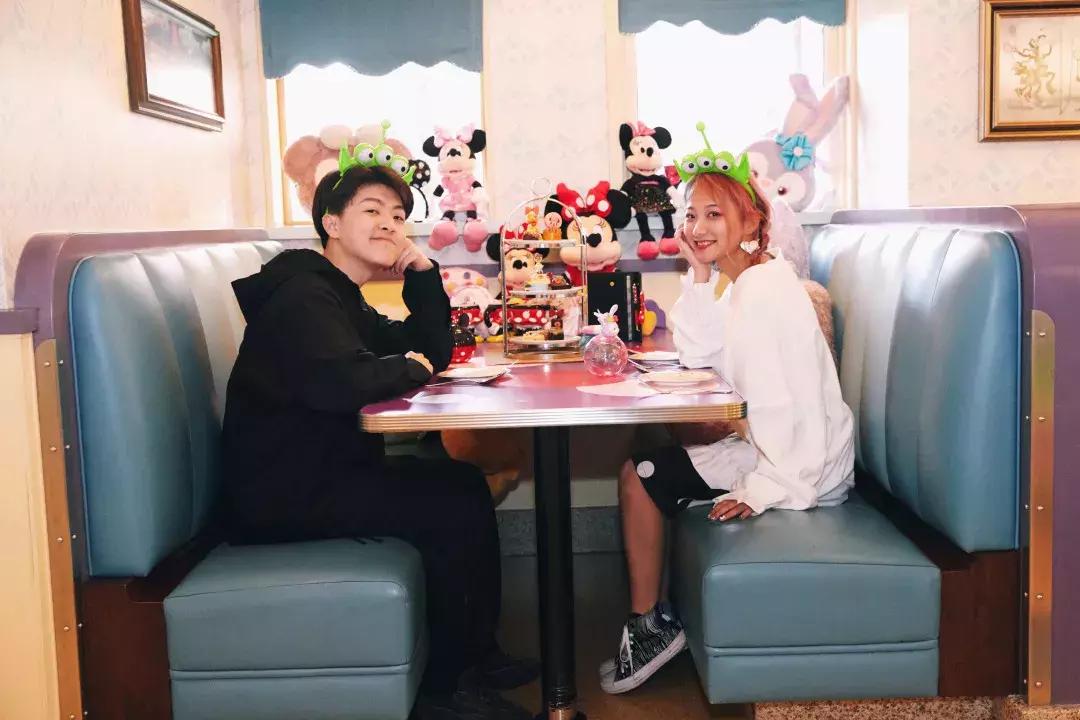 我们在上海迪士尼里玩耍了一天，发现穿的美才能玩的好！