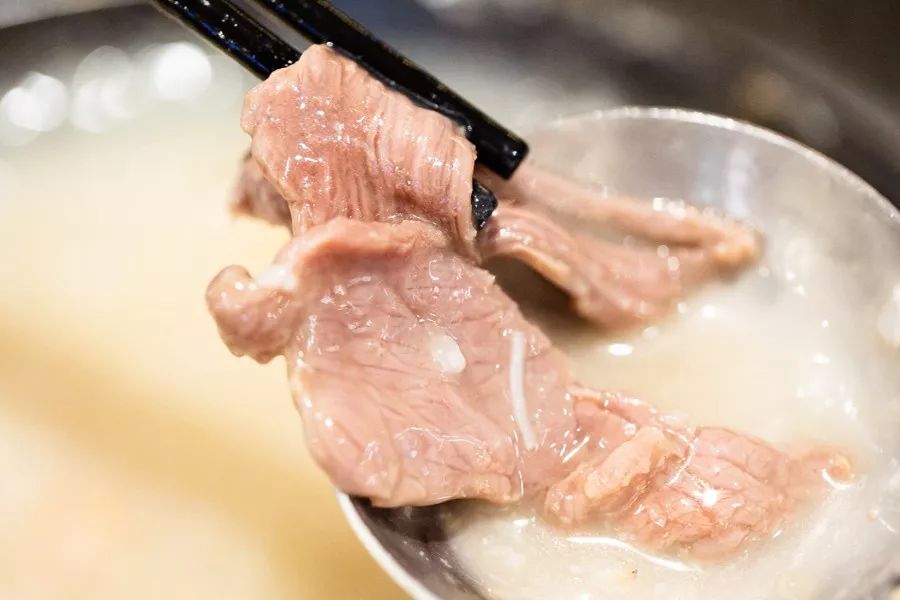 这家噗噗噗的粥底火锅店，稳就一个字