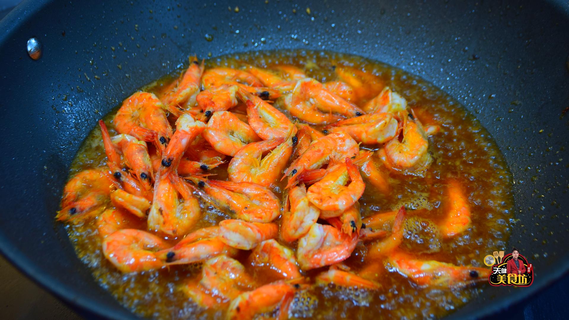 大虾别总是白灼了,大虾别水煮了教你老一辈秘制做法