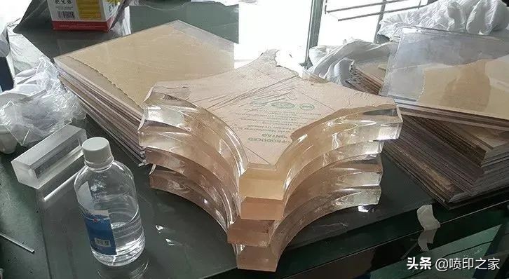 亚克力污渍去除小妙招,去除亚克力上的污渍和划痕小技巧