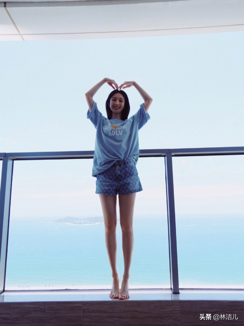 白T恤地位岌岌可危，杨幂林允爱上的马卡龙色T恤，比它更时髦百搭