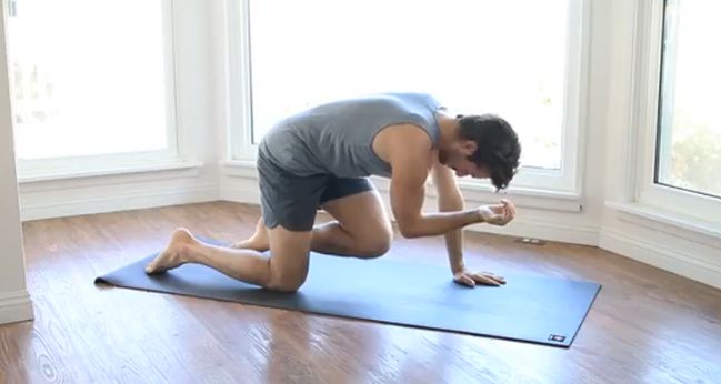 一个动作通畅腿上六条经络,双手交叉养生通经络