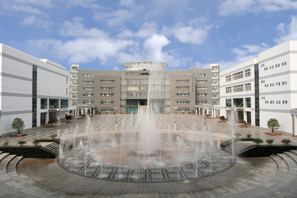 江苏省大港中学详细地址,江苏省大港中学有复读班吗