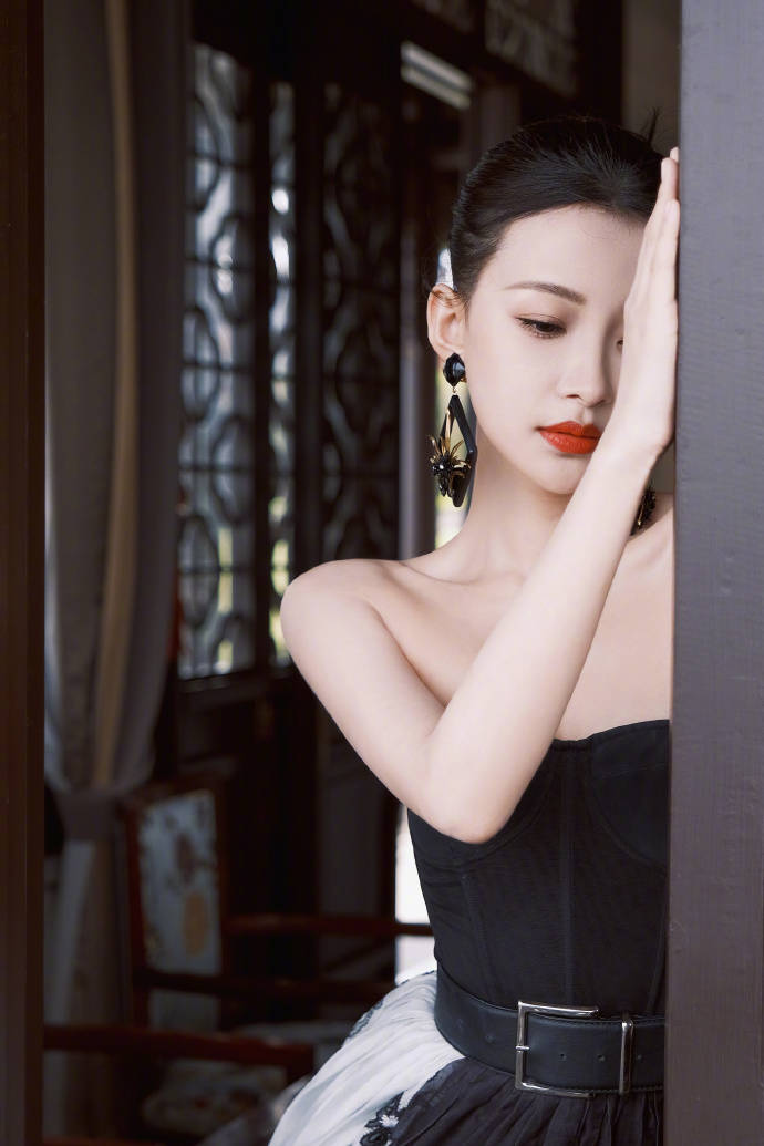 孙怡连衣裙穿搭,孙怡孙玫粉色毛绒连衣裙