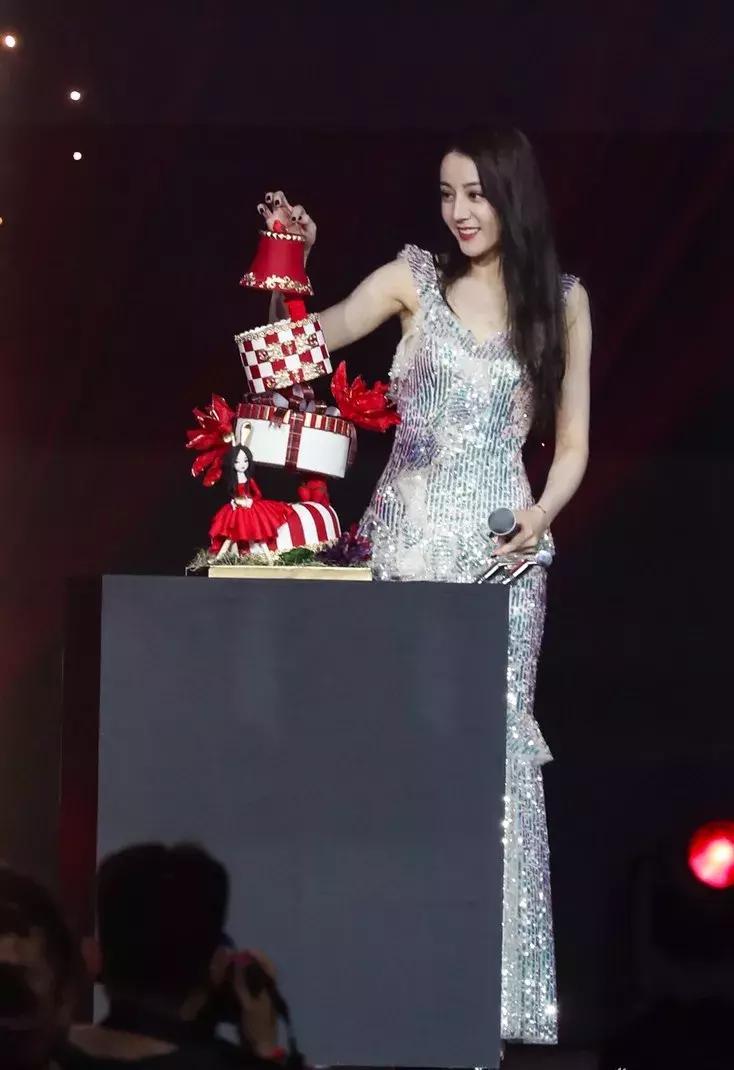 热巴当众撕衣服热舞,谁受得了