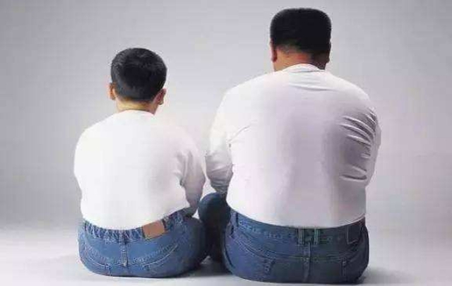 4个月萌宝靠手腕肉夹死蚊子,萌娃用小手将一只蚊子夹死