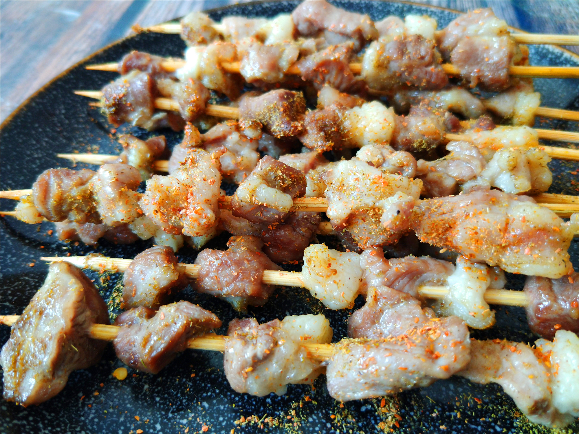 烤羊肉串不糊的方法,在家烤羊肉串怎么做没有膻味儿