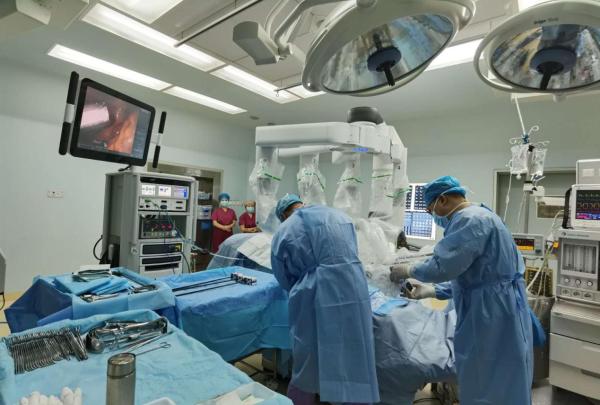 云南省首台*四代第**Xi达芬奇手术机器人在昆医大附二院“上岗”