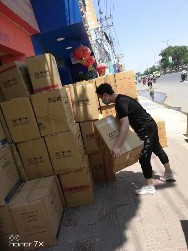 “人肉”从柬埔寨带回300多万只口罩，跨境采购者每天只睡3小时
