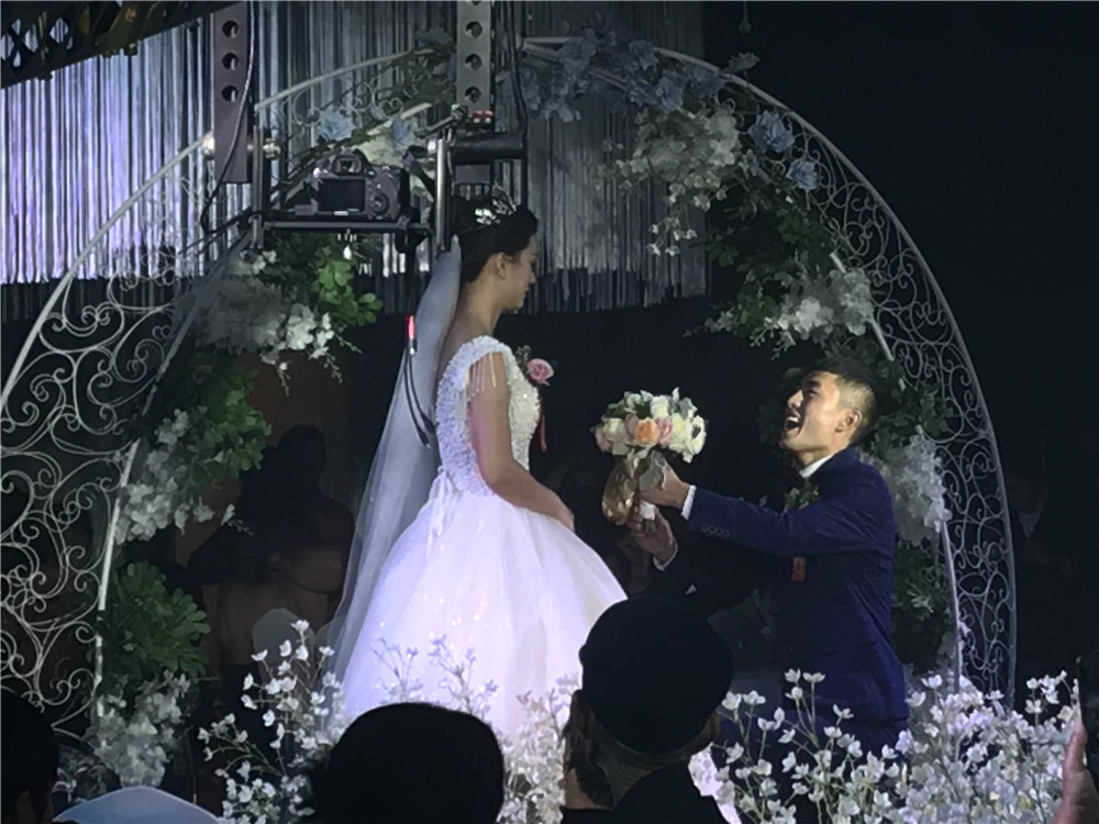 河南建业吴龑上看台,河南球迷和吴龑