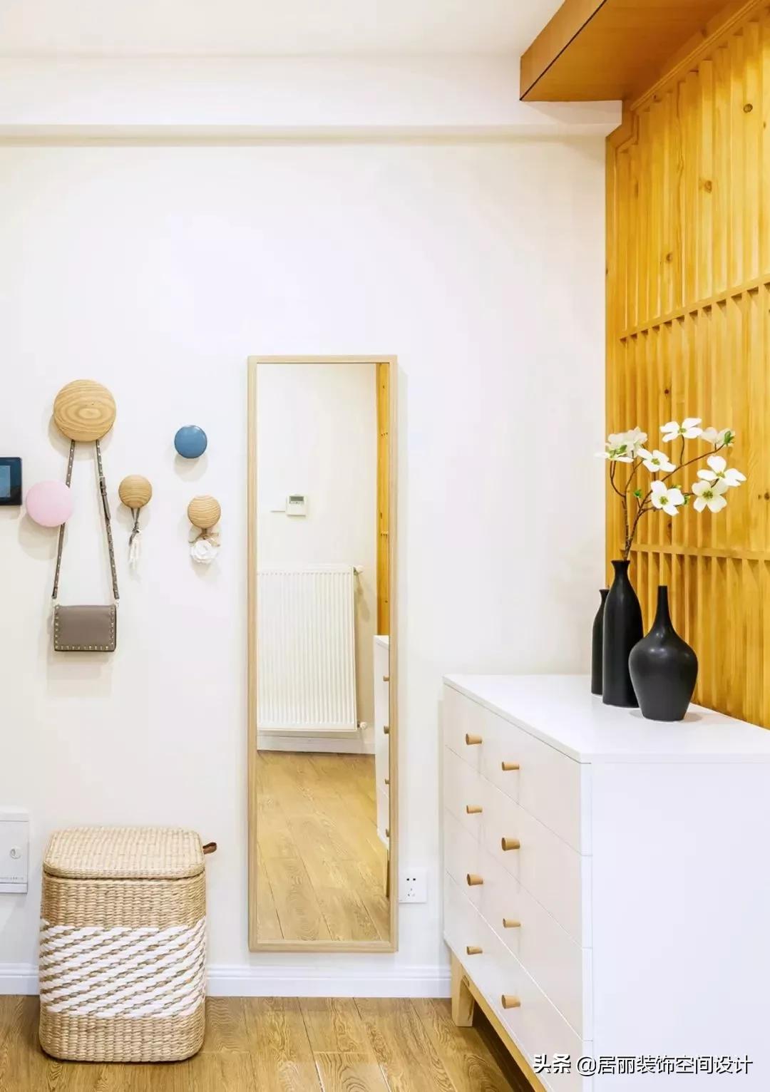 进门鞋柜设计图2022款现代风玄关,一进门就是客厅和餐厅玄关鞋柜