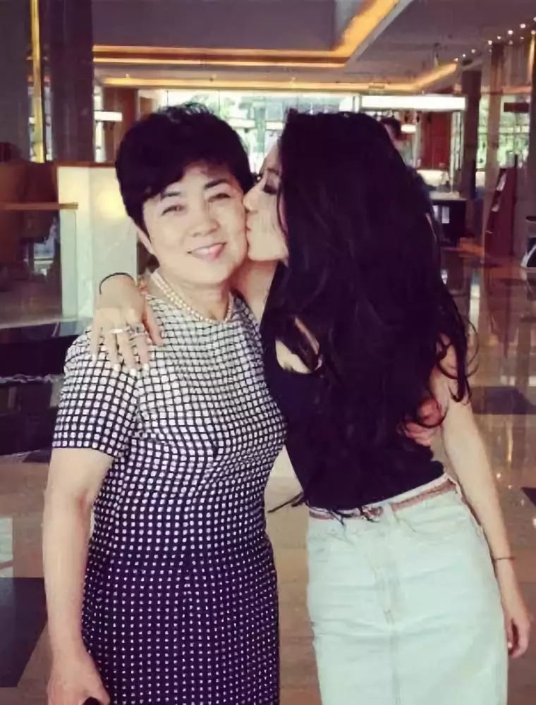 曲婉婷母亲挥霍3.5亿被判无期,中纪委评曲婉婷母亲被判无期